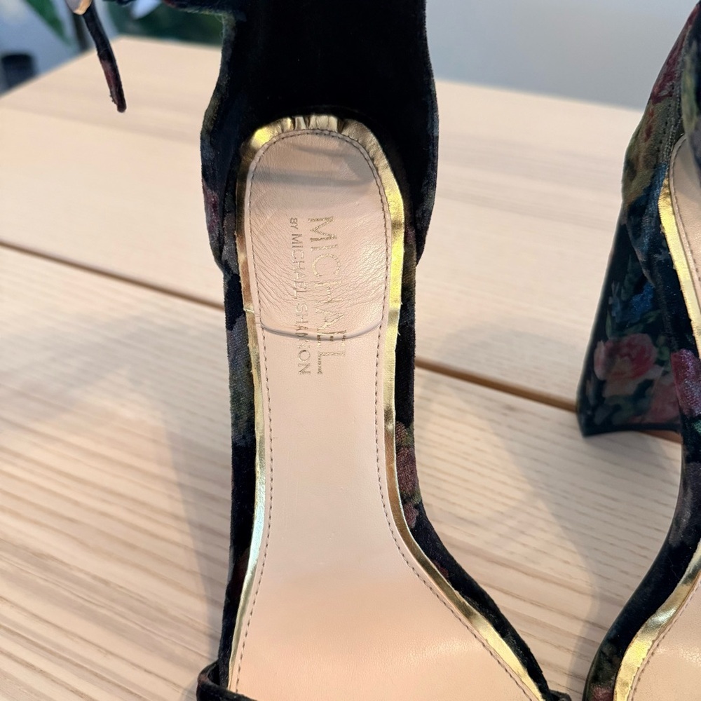 Michael by Michael Shannon Sammey Floral Velvet Block Heel Sandals Sz 8.5 - Picture 8 of 9